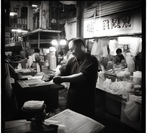 贵阳观山湖区商贸城金华镇服务员,平凡岗位上的温暖坚守 贵阳观山湖区商贸城金华镇服务员,平凡岗位上的温暖坚守